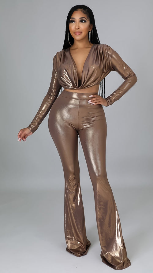 Cnsemble deux pièces allie style et éclat pour les femmes en quête d'une tenue de soirée mémorable.