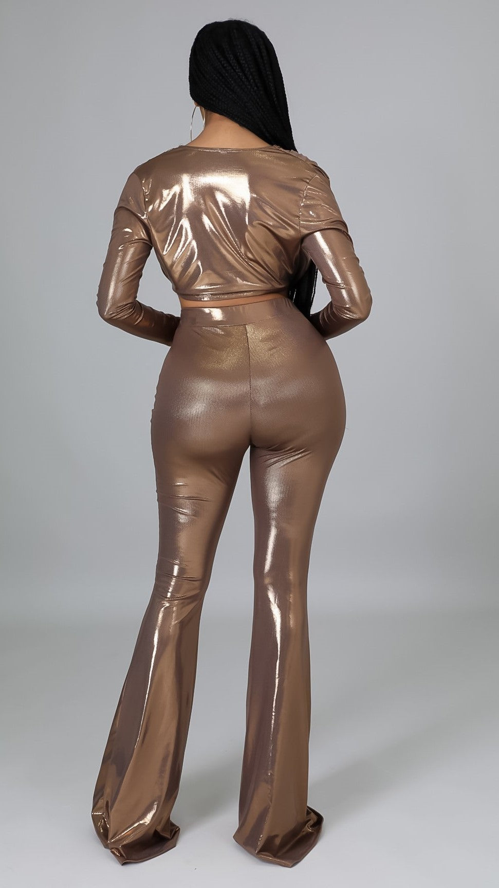 Cnsemble deux pièces allie style et éclat pour les femmes en quête d'une tenue de soirée mémorable.