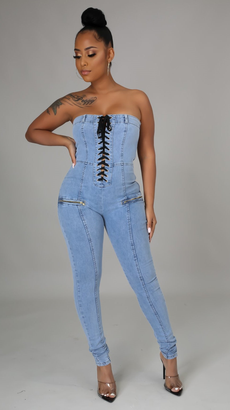 une combinaison bustier en denim qui allie sophistication et sensualité. Coupée dans un jean slim