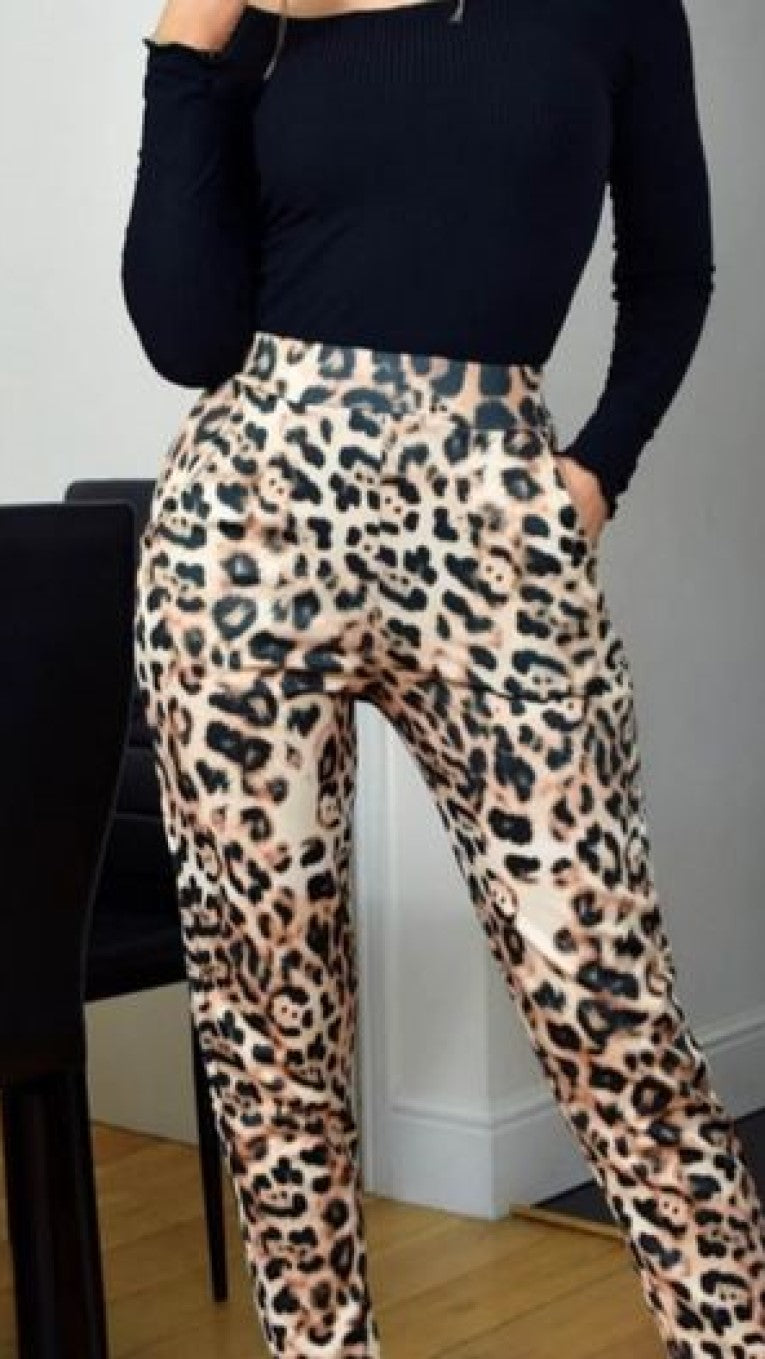 Découvrez l'élégance intemporelle de cette robe en maille aux motifs délicats inspirés par la nature.