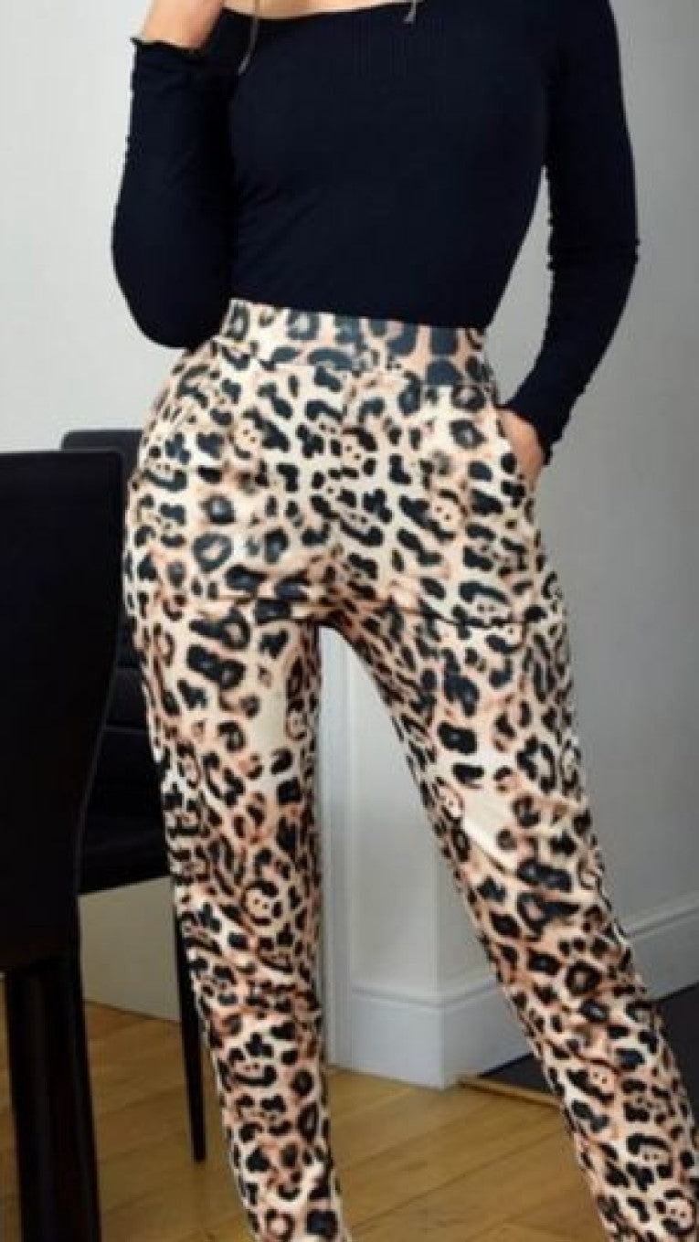 Découvrez l'élégance intemporelle de cette robe en maille aux motifs délicats inspirés par la nature.