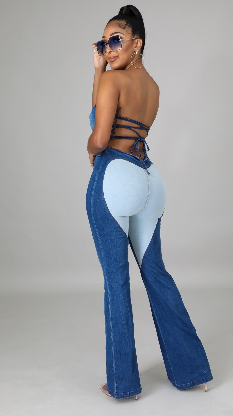 Sublimer votre silhouette avec élégance. Le dos noué Combinaison en denim