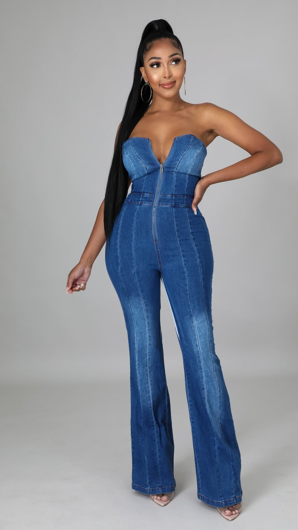 Sublimer votre silhouette avec élégance. Le dos noué Combinaison en denim