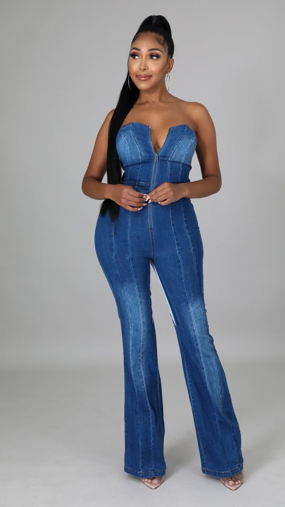 Sublimer votre silhouette avec élégance. Le dos noué Combinaison en denim