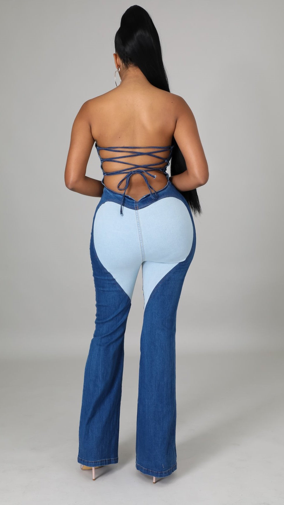 Sublimer votre silhouette avec élégance. Le dos noué Combinaison en denim