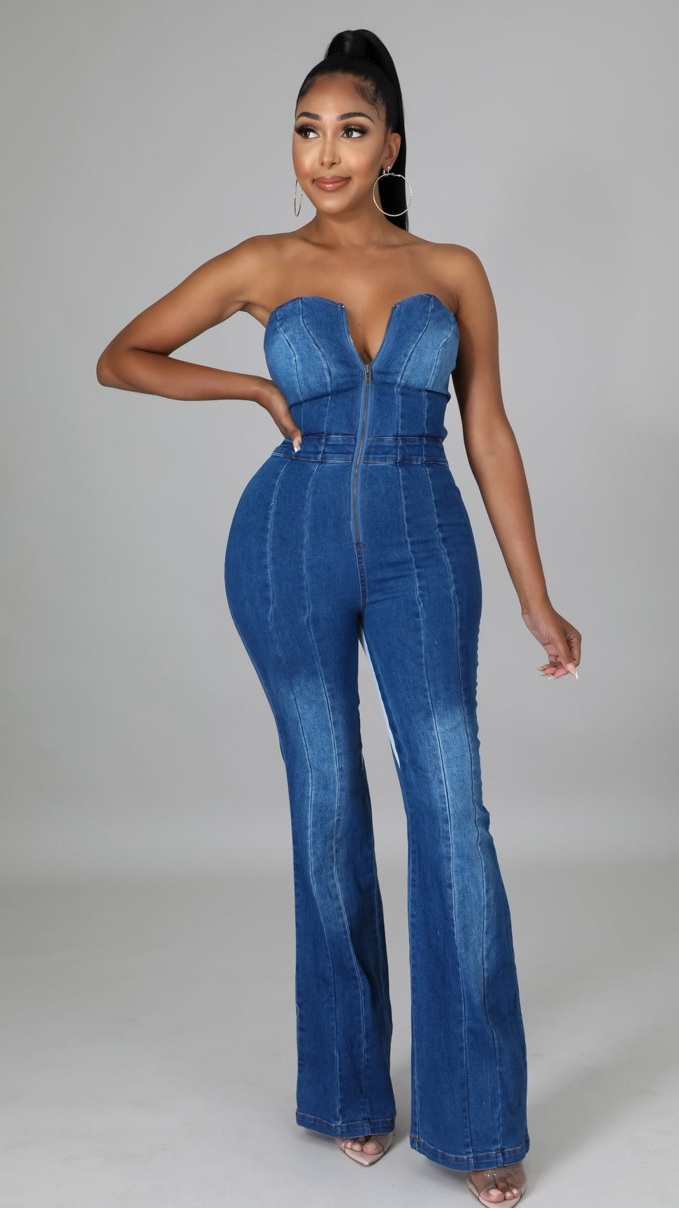 Sublimer votre silhouette avec élégance. Le dos noué Combinaison en denim