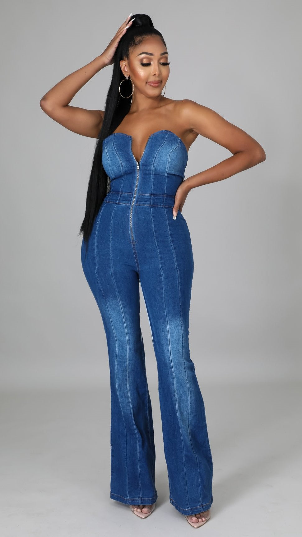 Sublimer votre silhouette avec élégance. Le dos noué Combinaison en denim