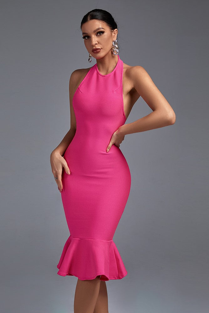 Découvrez l'élégance audacieuse avec cette robe bandage de soirée. Son design dos nu