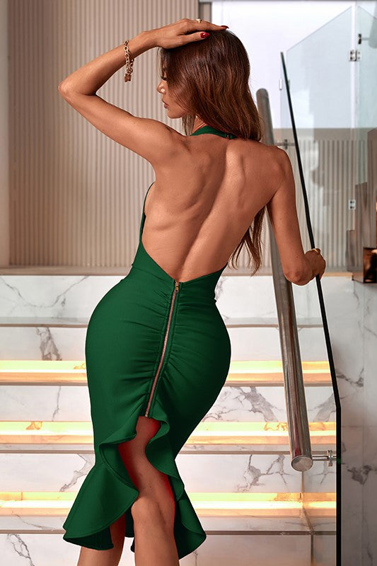 Découvrez l'élégance audacieuse avec cette robe bandage de soirée. Son design dos nu