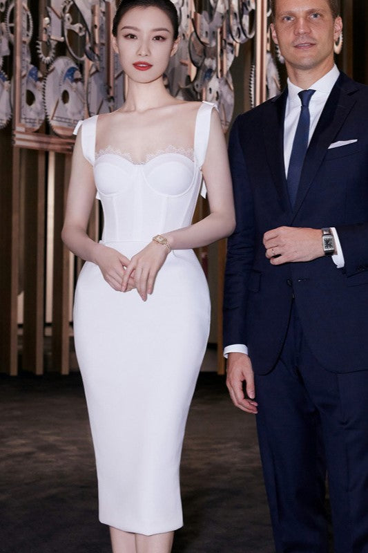 Découvrez cette robe de pansement élégante, parfaite pour vos soirées spéciales.