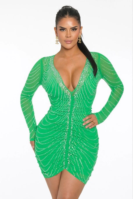 Robe moulante courte froncée en résille à strass