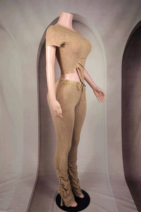ENSEMBLE HAUT ET PANTALON AVEC OURLET ASYMÉTRIQUE ET FRONCÉ, LAVAGE MINÉRAL