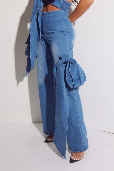Combinaison en denim et spandex avec rubans à nouer