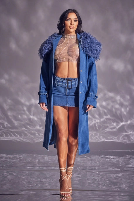 Trench-coat en jean avec fausse fourrure