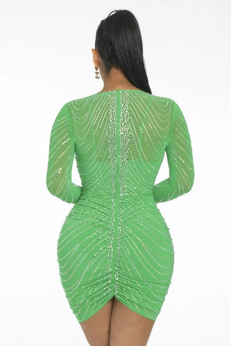 Robe moulante courte froncée en résille à strass