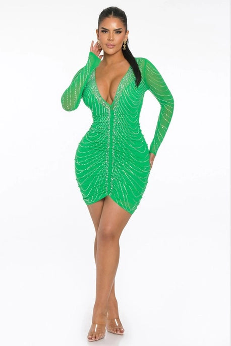 Robe moulante courte froncée en résille à strass