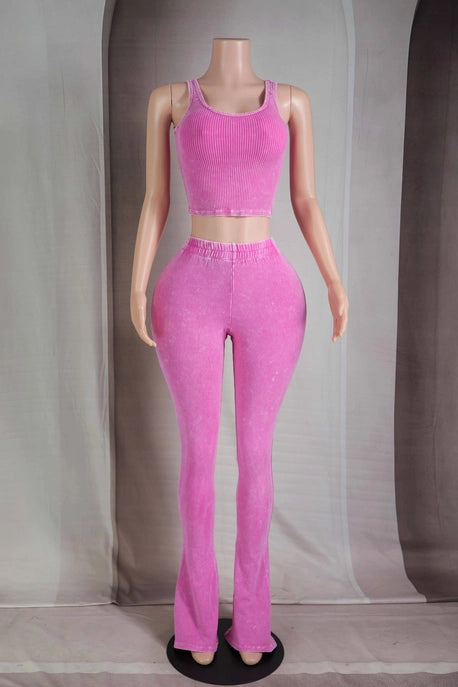 ENSEMBLE DÉBARDEUR COURT DÉLAVÉ MINÉRAL ET PANTALON ÉVASÉ AJUSTÉ