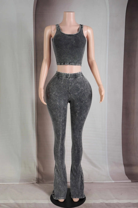 ENSEMBLE DÉBARDEUR COURT DÉLAVÉ MINÉRAL ET PANTALON ÉVASÉ AJUSTÉ