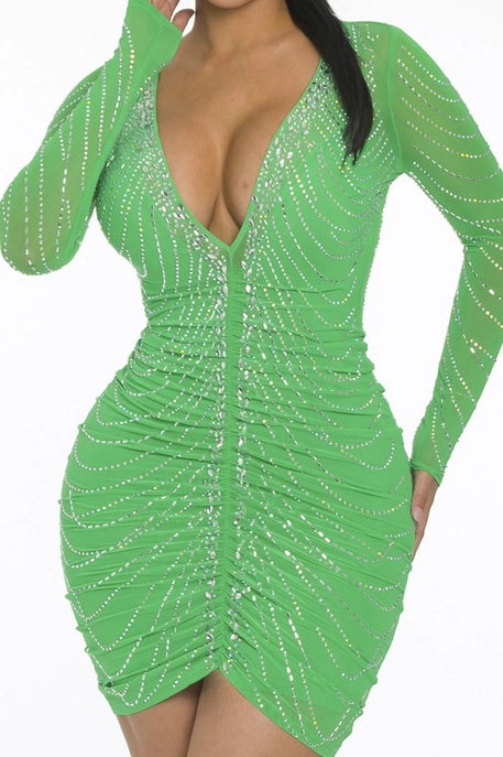 Robe moulante courte froncée en résille à strass