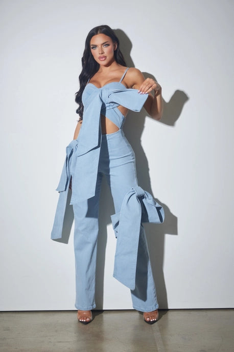 Combinaison en denim et spandex avec rubans à nouer