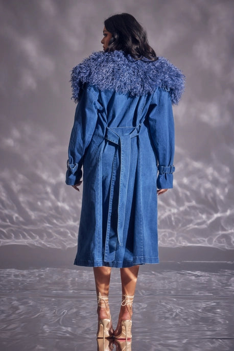 Trench-coat en jean avec fausse fourrure