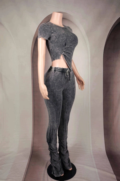 ENSEMBLE HAUT ET PANTALON AVEC OURLET ASYMÉTRIQUE ET FRONCÉ, LAVAGE MINÉRAL