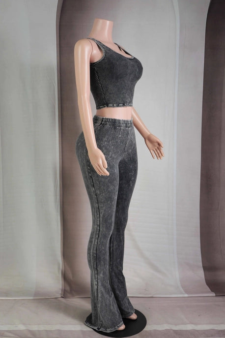 ENSEMBLE DÉBARDEUR COURT DÉLAVÉ MINÉRAL ET PANTALON ÉVASÉ AJUSTÉ