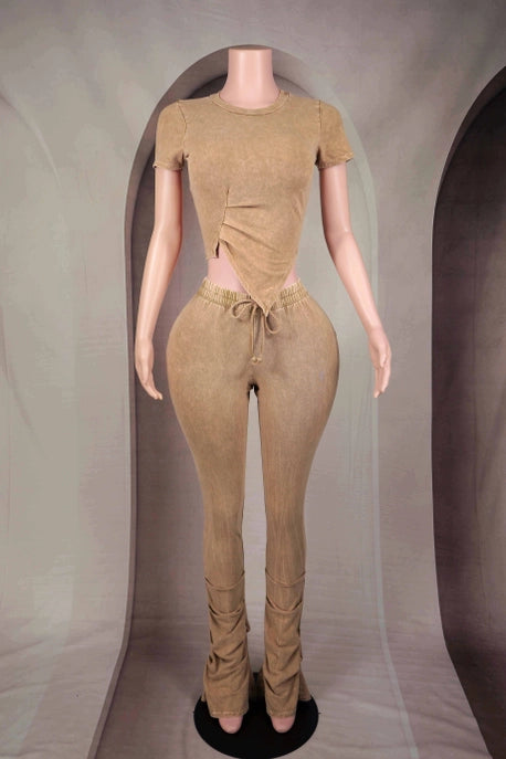 ENSEMBLE HAUT ET PANTALON AVEC OURLET ASYMÉTRIQUE ET FRONCÉ, LAVAGE MINÉRAL
