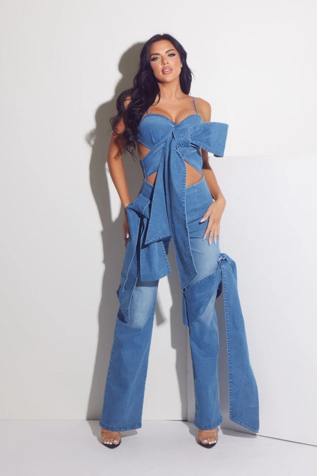 Combinaison en denim et spandex avec rubans à nouer
