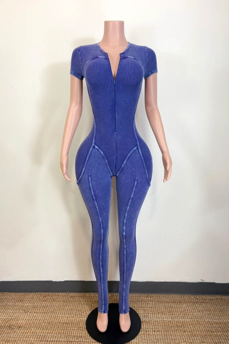 COMBINAISON CONTOUR À MANCHES COURTES ET FERMETURE ÉCLAIR, EFFET DÉLAV)