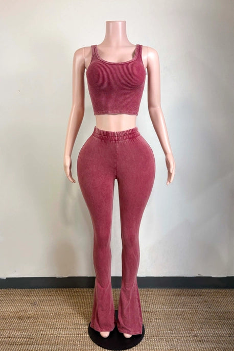 ENSEMBLE DÉBARDEUR COURT DÉLAVÉ MINÉRAL ET PANTALON ÉVASÉ AJUSTÉ
