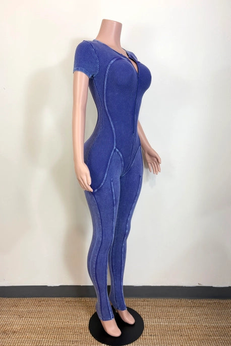 COMBINAISON CONTOUR À MANCHES COURTES ET FERMETURE ÉCLAIR, EFFET DÉLAV)