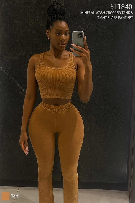 ENSEMBLE DÉBARDEUR COURT DÉLAVÉ MINÉRAL ET PANTALON ÉVASÉ AJUSTÉ