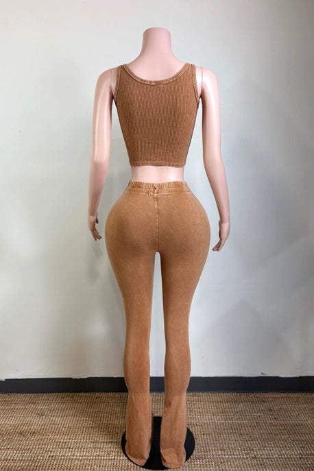 ENSEMBLE DÉBARDEUR COURT DÉLAVÉ MINÉRAL ET PANTALON ÉVASÉ AJUSTÉ