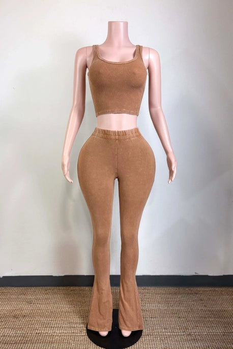 ENSEMBLE DÉBARDEUR COURT DÉLAVÉ MINÉRAL ET PANTALON ÉVASÉ AJUSTÉ