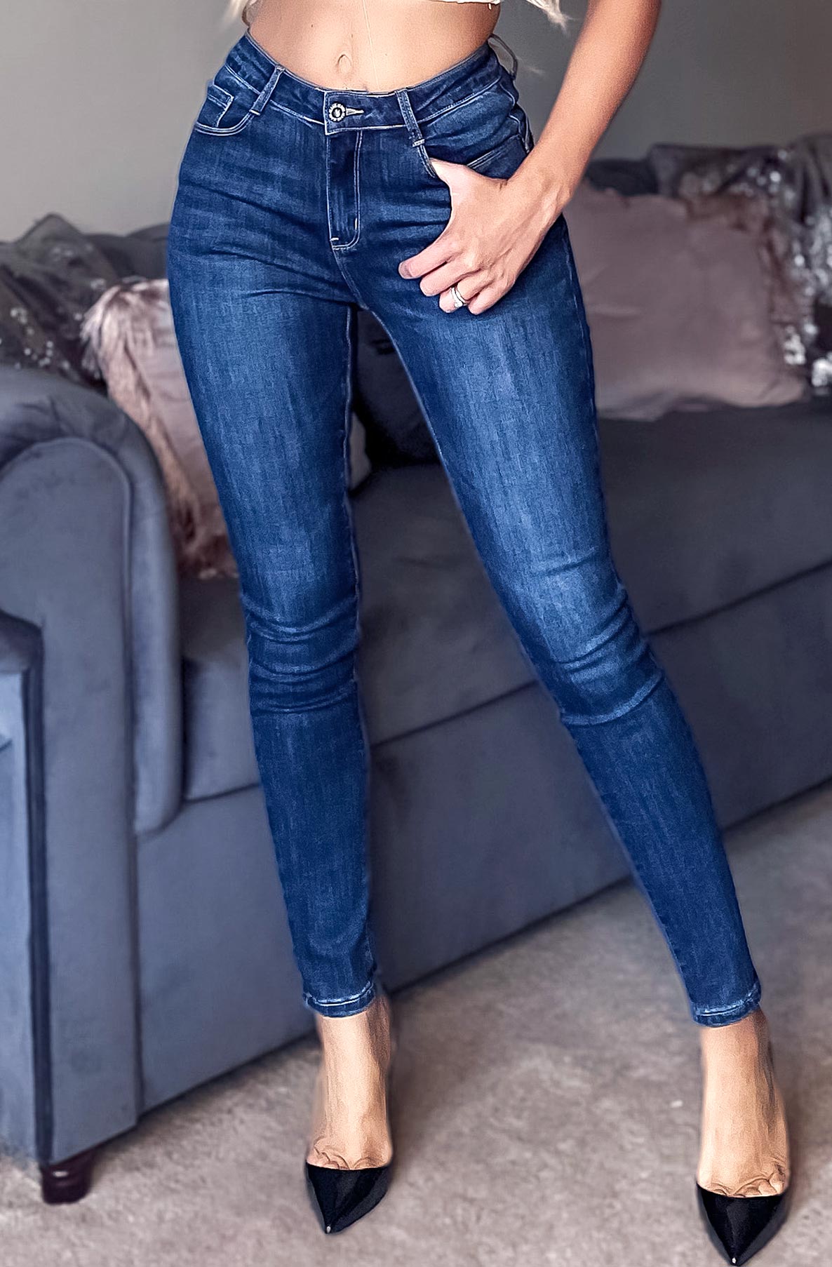 Le jeans slim femme est un pantalon tendance bleu